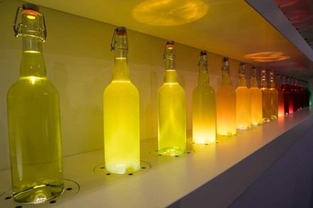 Eine Reige Getränkeflaschen, die im Dunkeln leuchten