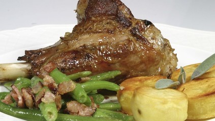 Gebratene Stelze vom Junglamm mit Beilagen