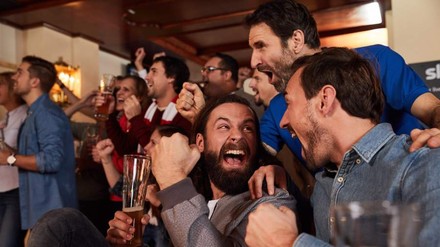 Fans in Sportkneipe Sky