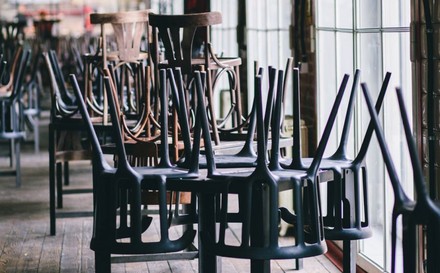 Sessel auf einem Tisch in einem geschlossenen Lokal.