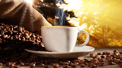 Kaffeebohnen und eine Tasse Kaffee