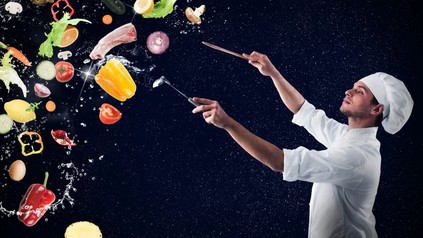 Koch wirft Gemüse durch die Luft