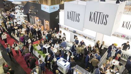 Viele Besucher drängen sich um Stände auf der „Alles für den Gast“-Messe