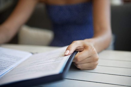 Frau liest Speisekarte