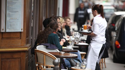 Kellnerin bedient Gäste