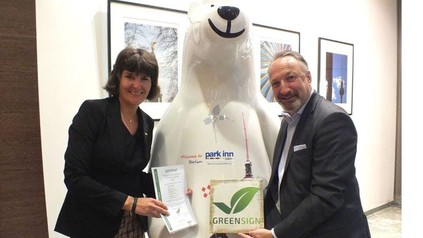Katrin Lange und Jürgen Gangl vom Park Inn by Radisson Berlin Alexanderplatz mit dem GreenSign-Siegel 2020
