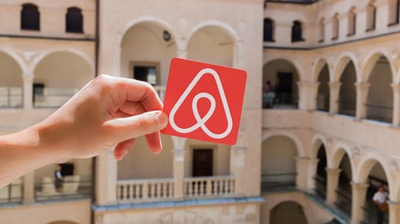 Das Logo von Airbnb