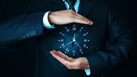 Ein Arbeiter mit einer Uhr