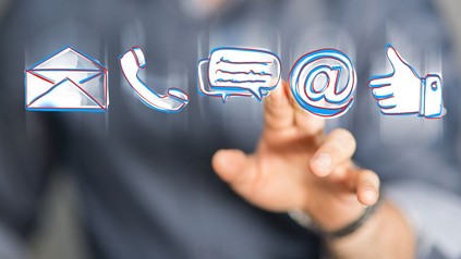Mann tippt auf Internet Symbole