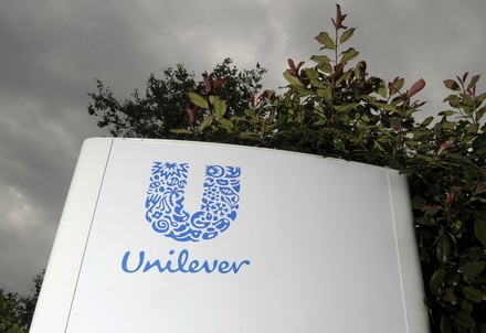 Das Logo von Unilever vor dem Hauptquartier in London