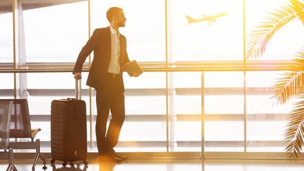 Ein Mann auf einem Flughafen