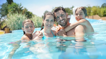 Eine Familie in einem Hotelpool