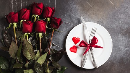 Rosen auf einem Restauranttisch