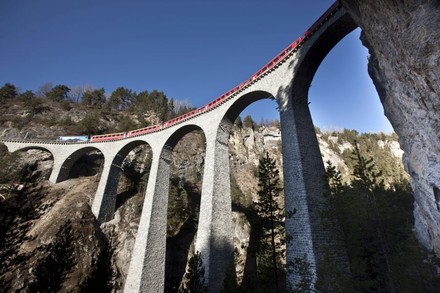 Der Zug auf dem spektakulären Landwasserviadukt bei Filisur