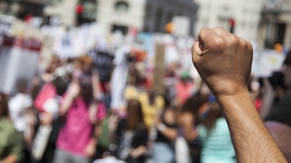 Erhobene Hand bei einer Protestaktion