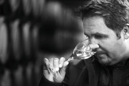 Kellermeister Nicolas Jaeger testet ein Glas Sekt