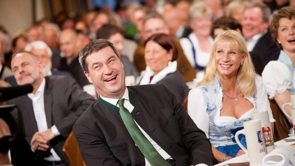 Ministerpräsident Söder in einem Bierzelt