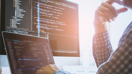 Ein Programmierer am PC