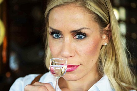 Gin-Brennerin Julica Renn testet ein Glas Gin