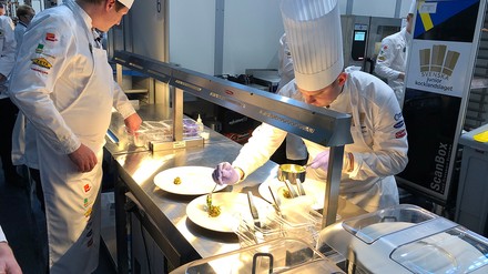 Köche richten Teller an