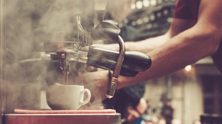 Nahaufnahme von Kaffeezubereitung