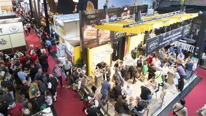 Besucher in einer Messehalle