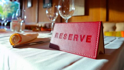 Ein Reserviertschild auf einem Restauranttisch