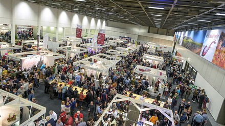 eine Messehalle auf der Weinmesse Berlin