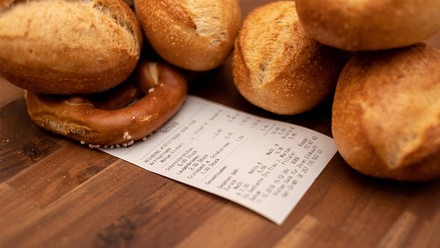 Ein Kassenbon zwischen Brötchen