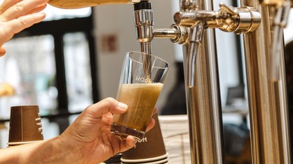 Eine Person zapft ein Cold Brew