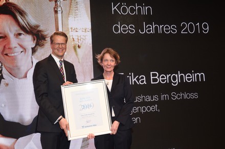 Köchin Erika Bergheim nimmt ihre Auszeichnung entgegen