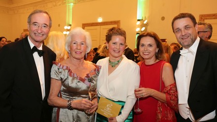 Ex-Wirtschaftskammer-Chef Christoph Leitl (l.), Anita Querfeld (Café Landtmann, 2. v. l.), Susanne Kraus-Winkler (Fachverband Hotellerie, 2. v. r.) sowie die Balleiter Anna Karnitscher und Wolfgang Binder.