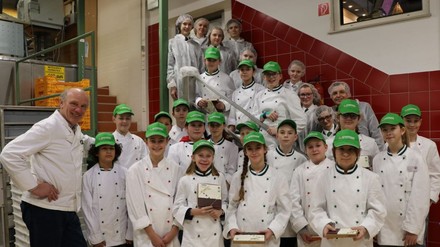 Josef Zotter mit den Juniorköchen.