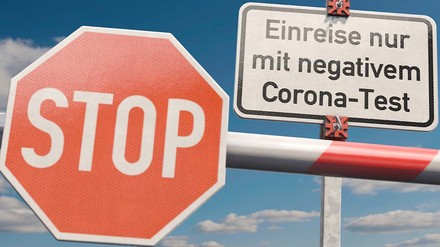 Schild, dass auf die Einreisebestimmungen an der Grenze hinweist