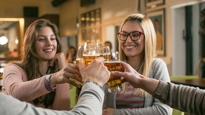 Freunde stoßen gemeinsam an