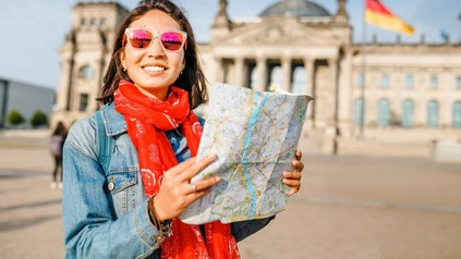 Zwei weibliche Toristen vor dem Berliner Reichstaggebäude