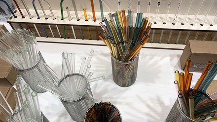 farbige und weiße Glas-Trinkhalme