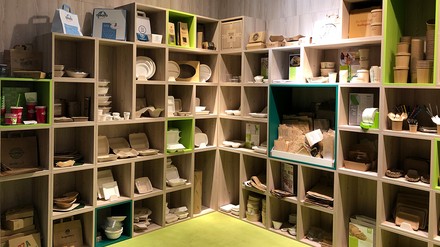 Volle Regale mit nachhaltigen Verpackungslösungen für den Außer-Haus-Markt