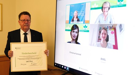 Hans-Joachim Fuchtel mit Förderurkunde