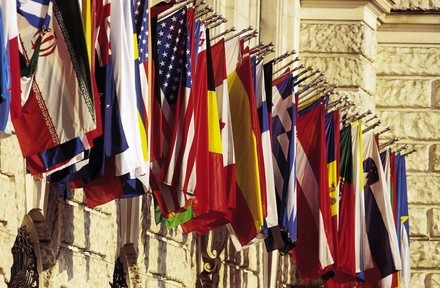 Mehrere Staatsflaggen nebeneinander