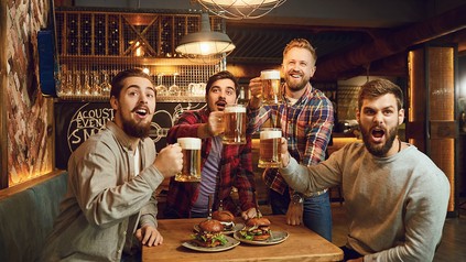 Vier Gäste in einem Wirtshaus