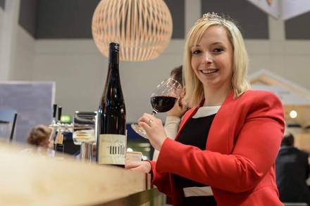 Eine Weinkönigin auf einer Messe