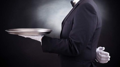 Ein kellner mit einem Tablett