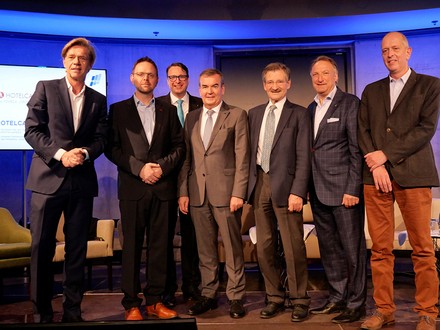 Gemeinsam auf der Bühne im Tempodrom in Berlin: (v.l.) Moderator Dr. Hajo Schumacher, Guido Zeitler, Vorsitzender der Gewerkschaft NGG, Alexander Aisenbrey, Geschäftsführer der Öschberghof GmbH, Fritz Engelhardt, Präsident des Dehoga Baden-Württemberg, Dr. Hermann Otto Solms, Politiker und Mitglied des Bundestages, HDV-Vorsitzender Jürgen Gangl und Lorenz ter Veen, COO der Derag Livinghotels