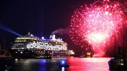 Mein Schiff 6 in Hamburg bei Feuerwerk