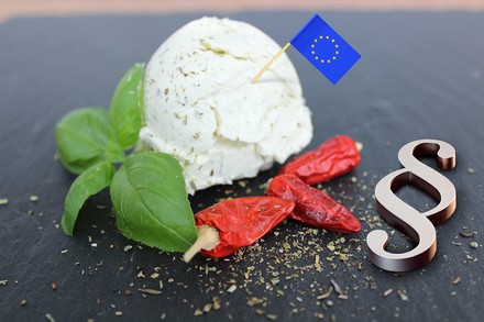 Ein Frischkäse, eine EU-Fahne und ein Paragrafenzeichen