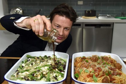 Jamie Oliver würzt Speisen