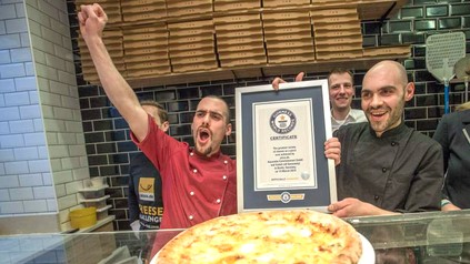 Mirko und Andrea mit ihrem Gewinnerzertifikat für eine Pizza mit 111 Käsesorten