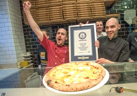 Mirko und Andrea mit ihrem Gewinnerzertifikat für eine Pizza mit 111 Käsesorten
