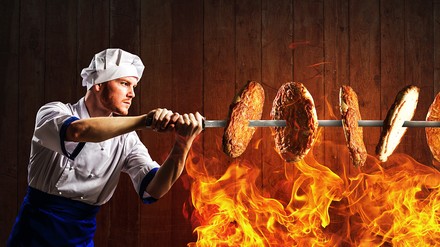 ein Koch brät Pizza über dem Feuer